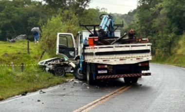 Homem morre em colisão entre caminhonete e caminhão na PR-562