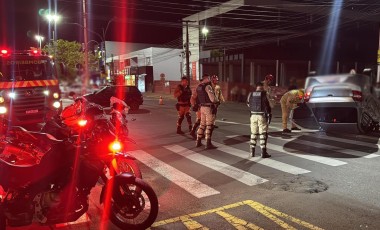Colisão entre dois carros deixa mulher ferida no centro