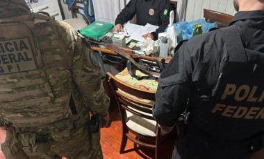 PF apreende armas, munições e carne de caça durante operação contra grupo suspeito de crimes ambientais no Parque Nacional do Iguaçu