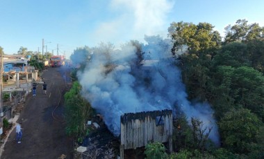 Incêndio destrói casa no bairro São José Operário