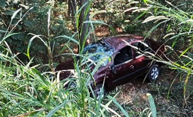 Carro sai da pista e capota em barranco, deixando duas pessoas feridas