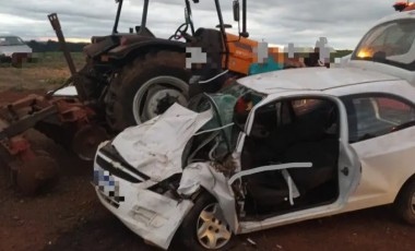 Grave acidente entre carro e trator deixa feridos