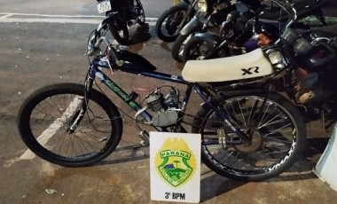 Dois adolescentes são abordados após fuga com bicicleta motorizada