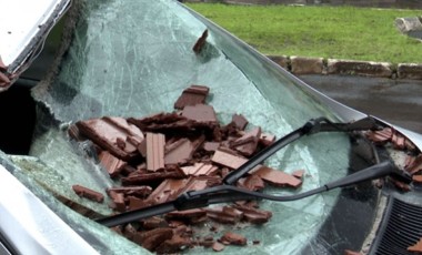 Parede de prédio em construção desaba e atinge carro com casal durante temporal em Chapecó