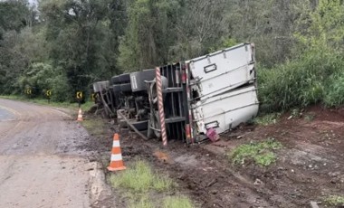Caminhão carregado com alimentos tomba na PR-481 e motorista é socorrido