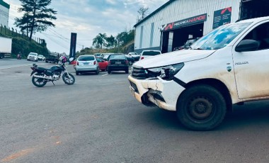 Motociclista fica ferido após colidir com caminhonete na Avenida Natalino Faust