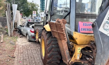 Retro escavadeira da prefeitura atinge quatro veículos na área central