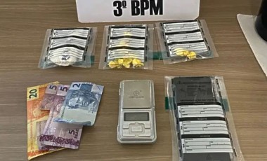 Homem é preso por tráfico de drogas após denúncia anônima