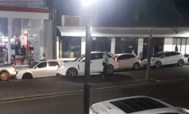 Motorista embriagada provoca acidente com cinco veículos e tenta agredir outra mulher com facão