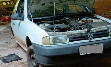 Veículo furtado é encontrado abandonado em área rural