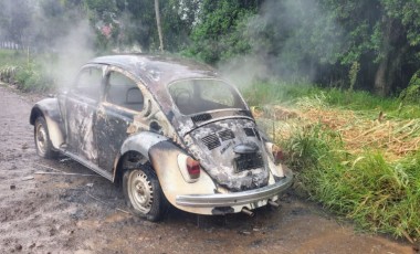 Incêndio destrói Volkswagen Fusca às margens da SC-163, em São João do Oeste