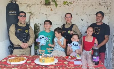 Policiais militares participam de festa de aniversário e emocionam crianças