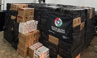 Carga milionária de cigarros contrabandeados é apreendida em galpão