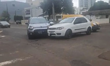 Dois veículos colidem em cruzamento de Francisco Beltrão