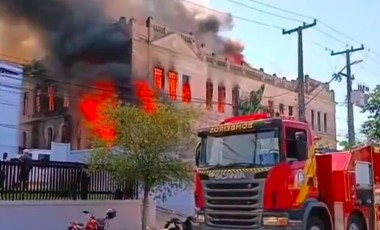 Incêndio de grandes proporções destrói prédio histórico do Instituto de Educação no PR