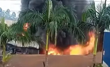 Incêndio de grandes proporções atinge fábrica de tintas no interior