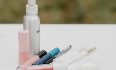 Anvisa proíbe venda e uso de cosméticos irregulares; veja quais produtos foram interditados