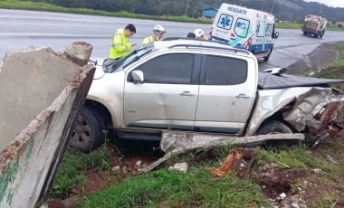 Veículo aquaplana e atinge ponto de ônibus na PR-158