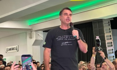 “Lula não tem mais condições psiquiátricas de continuar presidindo esse Brasil”, diz Flávio durante ato de campanha em Chapecó