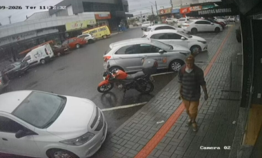 Celular é furtado dentro de loja em plena luz do dia
