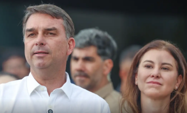 Flávio Bolsonaro comemora autorização para visitar o pai e prevê encontro nesta terça-feira