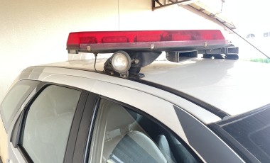 Homem é preso após tentar arrombar porta de vidro de estabelecimento comercial