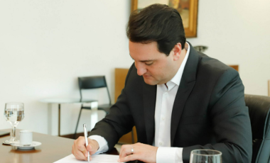Ratinho Junior regulamenta transição de governo no Paraná para 2027
