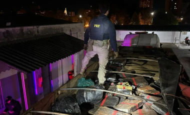 PRF apreende 1,2 tonelada de maconha em caminhão paraguaio