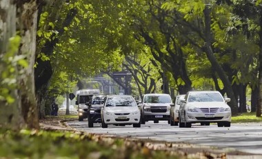 Donos de veículos no Paraná devem pagar a taxa de licenciamento a partir de sexta