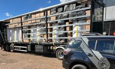 Ação conjunta apreende carga milionária de cigarros contrabandeados