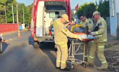 Acidente em frente ao quartel dos bombeiros deixa dois feridos