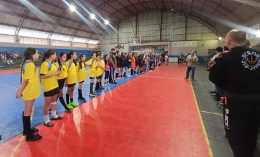 Policiais penais ministram aulas de jiu-jitsu a estudantes durante Jogos Escolares em Pinhão