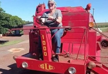 Colheitadeira de 1973 segue em funcionamento e preserva a história da agricultura no Paraná