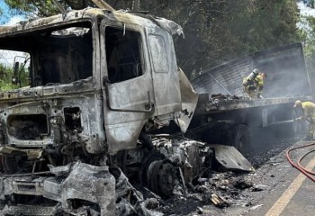 Caminhão é destruído por incêndio na BR-158 entre Coronel Vivida e Pato Branco