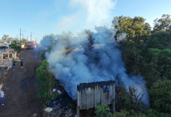 Incêndio destrói casa no bairro São José Operário