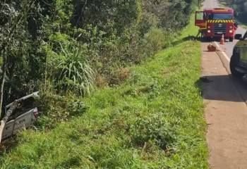 Caminhonete cai em ribanceira na BR-280 e deixa casal ferido