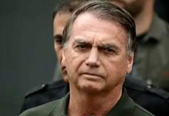 Ex-presidente Jair Bolsonaro é preso pela Polícia Federal em Brasília