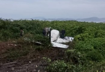 Acidente  Avião de pequeno porte cai em praia de Navegantes e deixa dois homens gravemente feridos