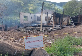 Incêndio destrói residência no interior e mobiliza bombeiros