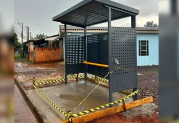 Francisco Beltrão começa a instalar 30 novos pontos de ônibus em diferentes bairros