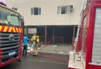 Homem é preso após causar incêndio em residência; ele, uma mulher e uma criança ficaram feridos
