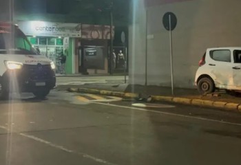 Três pessoas ficam feridas após colisão durante a madrugada