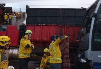 Ônibus com trabalhadores bate em caminhões estacionados e deixa 23 feridos