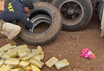 PRF apreende 95 quilos de cocaína escondidos em estepes de carreta em Cascavel