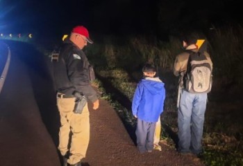 Crianças com fome e frio são resgatadas por policiais em rodovia durante a madrugada