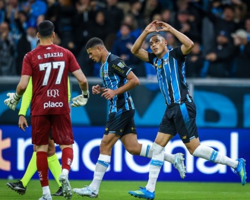 Atacantes decidem, Grêmio vira sobre o Santos e se afasta do Z-4 do Brasileirão
