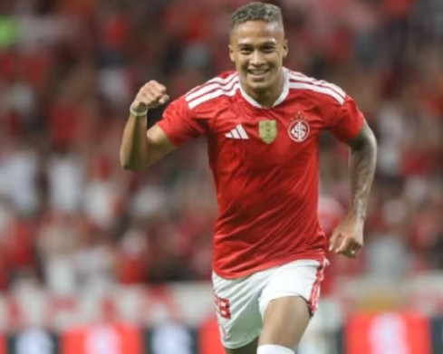 Internacional goleia Ypiranga e vai à final do Gauchão com show de Vitinho