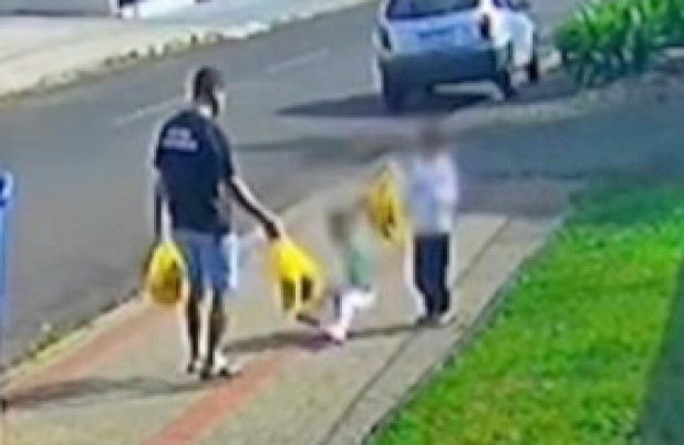 Vídeo mostra pai chutando filha de 3 anos em via pública; caso é investigado