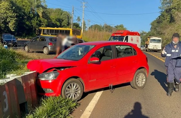 Colisão envolvendo quatro veículos deixa dois feridos na PR-566