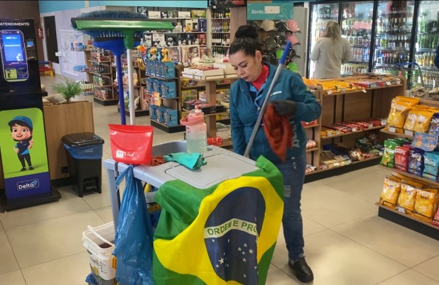 Em Francisco Beltrão, zeladora encontra cheque de R$36 mil e devolve para o dono